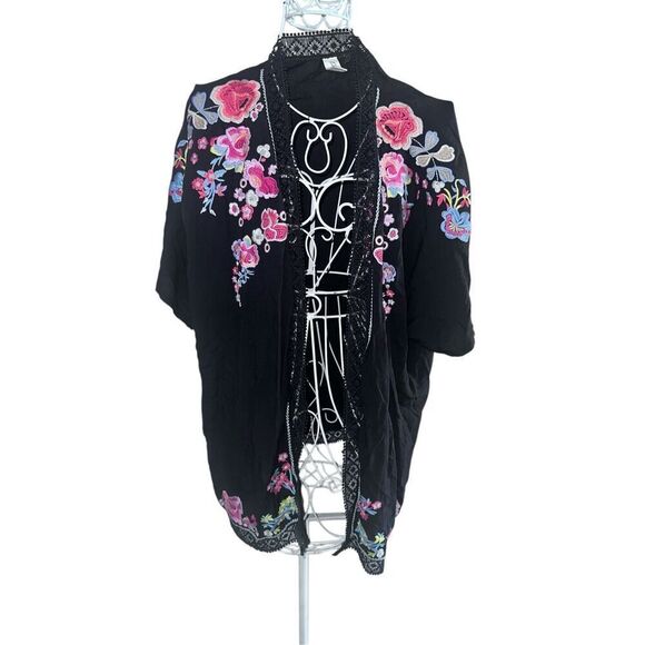 GREAT CONDITION WOMEN Paparazzi Black Embroidered Floral Kimono Crochet Trim Ope - Picture 1 of 10